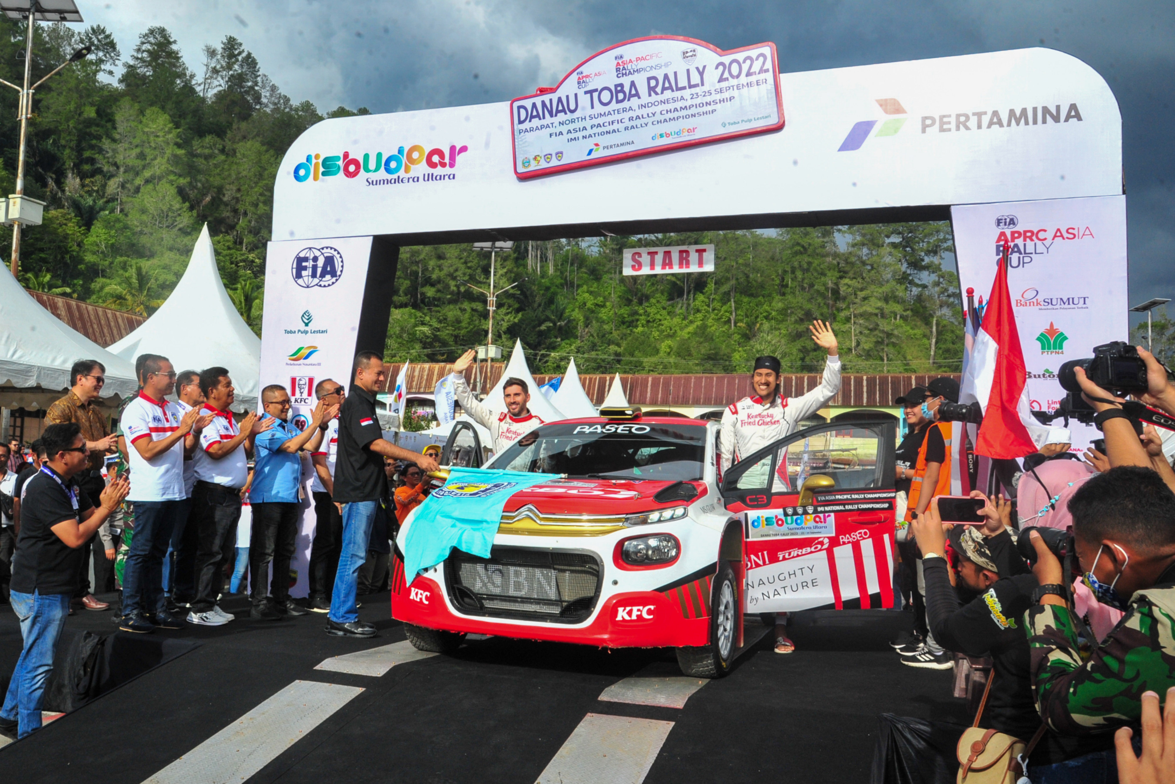 Wagub Sumut Musa Rajekshah (ketiga kanan depan) melakukan flag off (pelepasan) APRC Reli Danau Toba 2022 di Simalungun, Jumat (23/9).