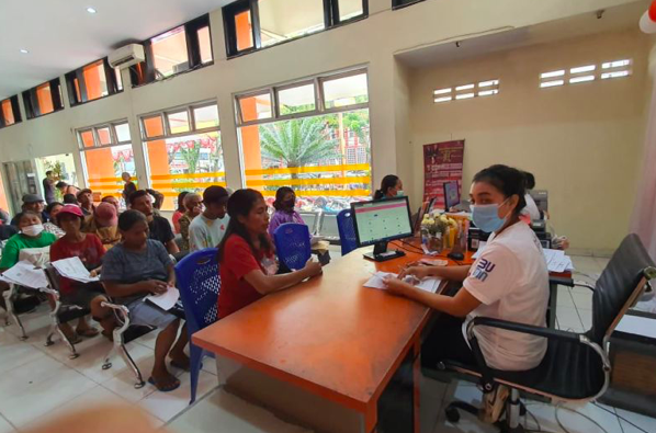 Petugas Kantor Pos menyalurkan Bantuan Langsung Tunai Bahan Bakar Minyak (BLT BBM) kepada 12.147 keluarga penerima manfaat (KPM).