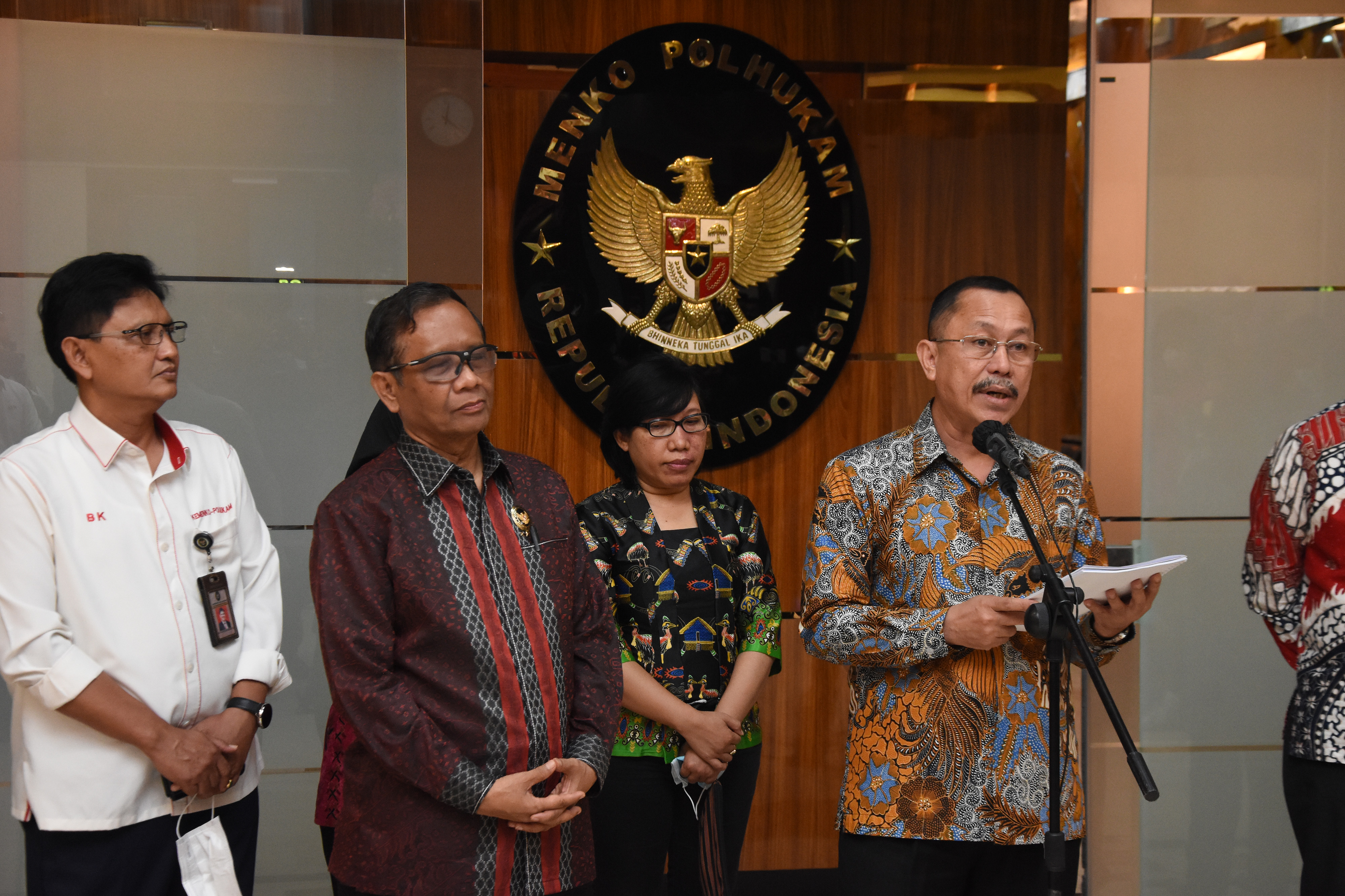 Ketua Komnas HAM Ahmad Taufan Damanik saat menyampaikan rekomendasi kepada pemerintah melalui Mahfud MD di Jakarta, Senin (12/9).