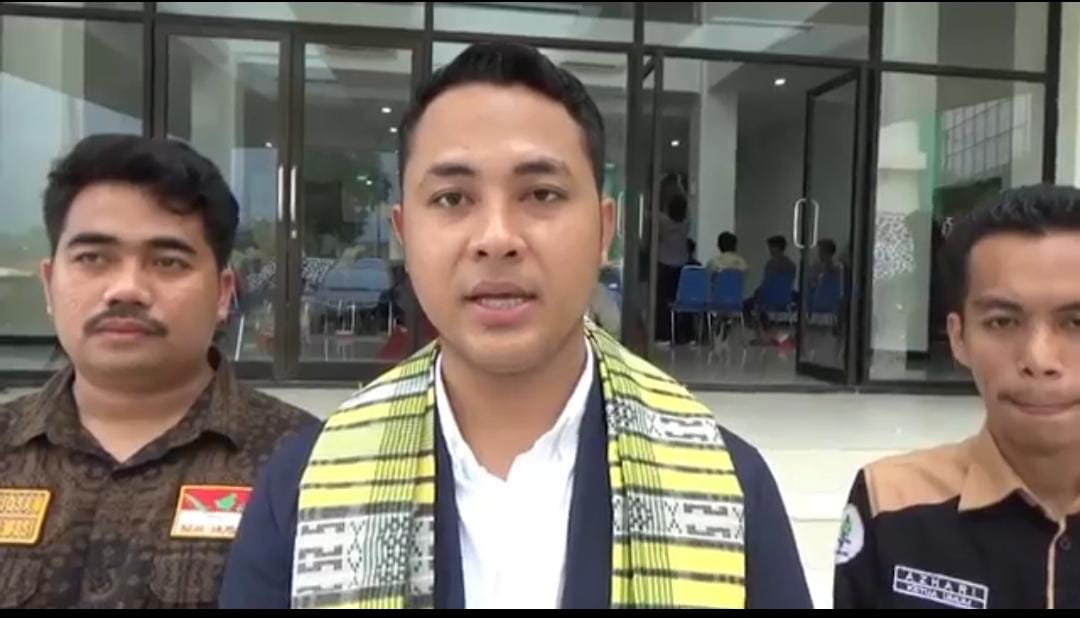 Koordinato r Pusat BEM Nusantara, Ahmad Supardi (tengah)