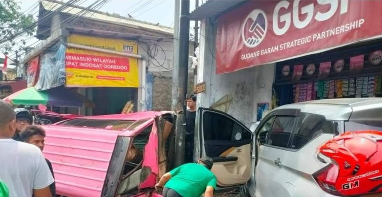 Kondisi angkot dan minibus usai bertabrakan di Jalan RA Kosasih, Desa/Kecamatan Sukaraja, Kabupaten Sukabumi, Jabar, Kamis (22/9).