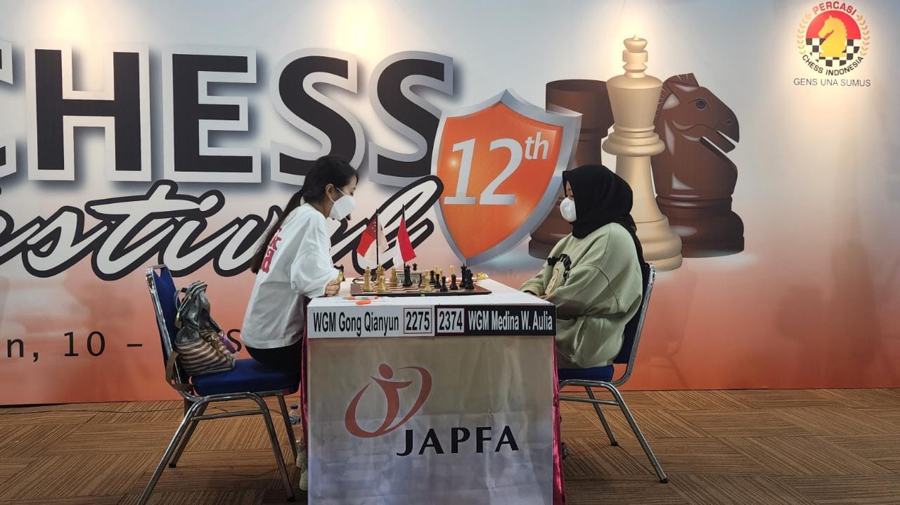 LAGA dwi tarung putri pecatur Indonesia IM Medina Warda Aulia kontra pecatur Singapura GMW Gong Qianyum.