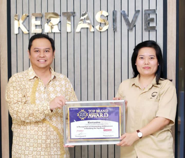 Kertasive, produk bahan pelapis furnitur dan interior meriah penghargaan sebagai Top Brand Award.