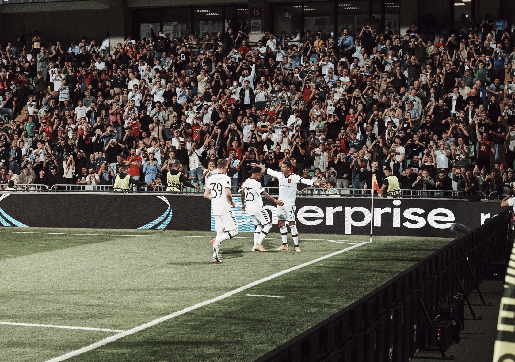 Penyerang MU Cristiano Ronaldo (kanan) melakukan selebrasi usai mencetak gol ke gawang Sheriff Tiraspol di laga Liga Europa.