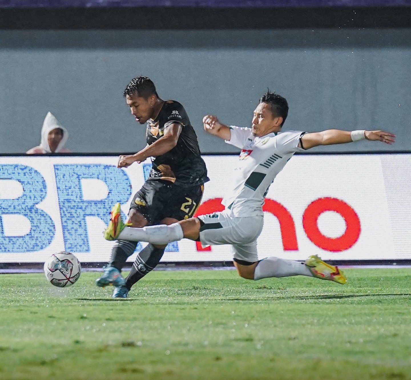 Laga Dewa United versus PSS Sleman