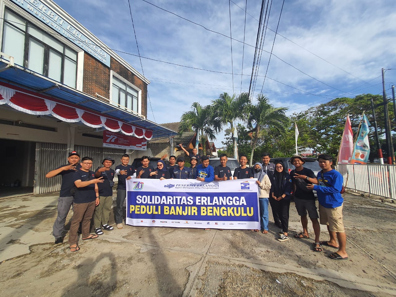 Penerbit Erlangga menyalurkan bantuan sembako kepada warga yang terdampak banjir di Bengkulu. 