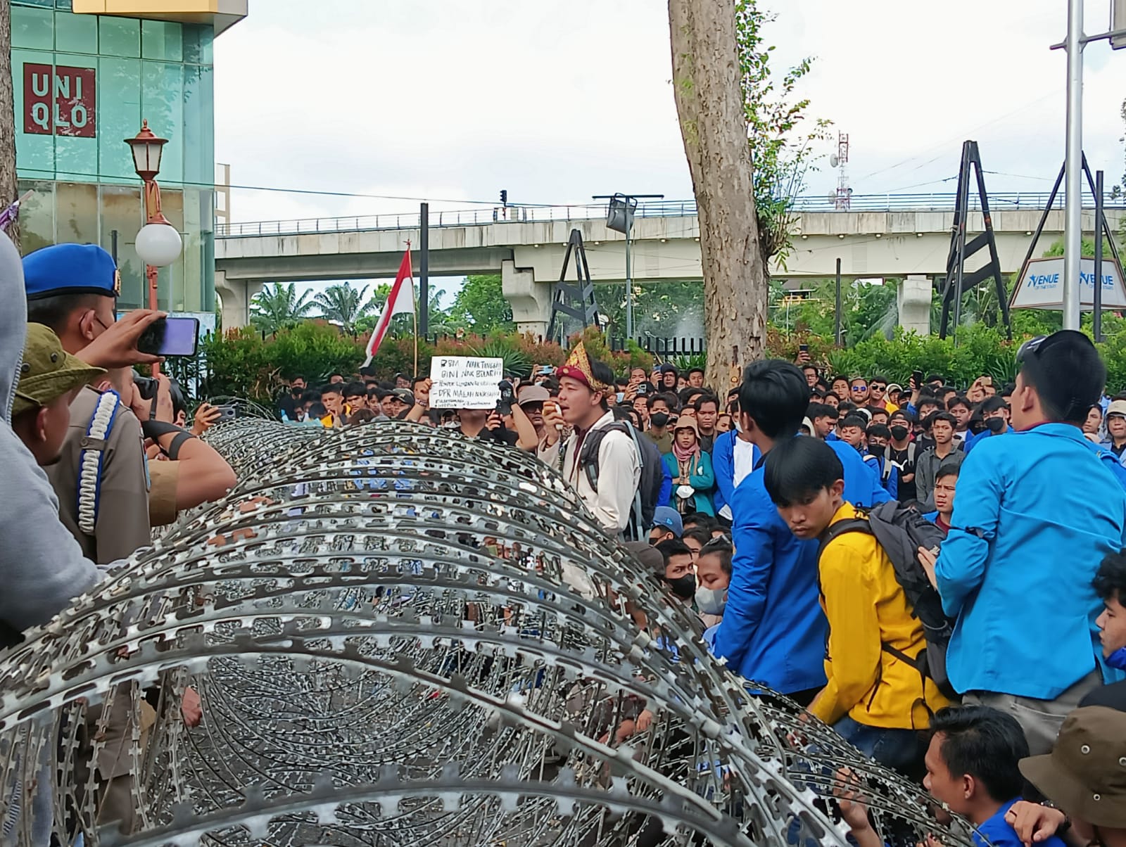 Unjuk rasa mahasiswa dan masyarakat menolak penaikkan harga BBM subsidi berakhir ricuh, Senin (12/9/2022)