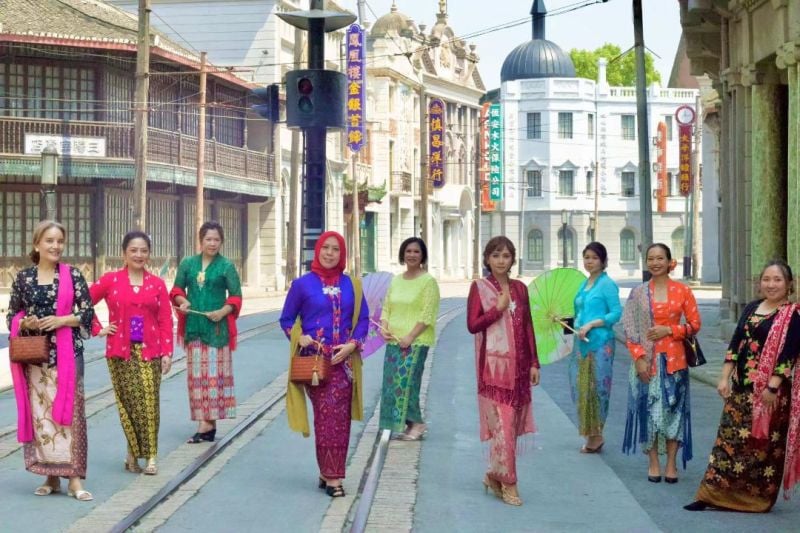 Perempuan Indonesia di Shanghai turun ke jalan pakai kebaya.