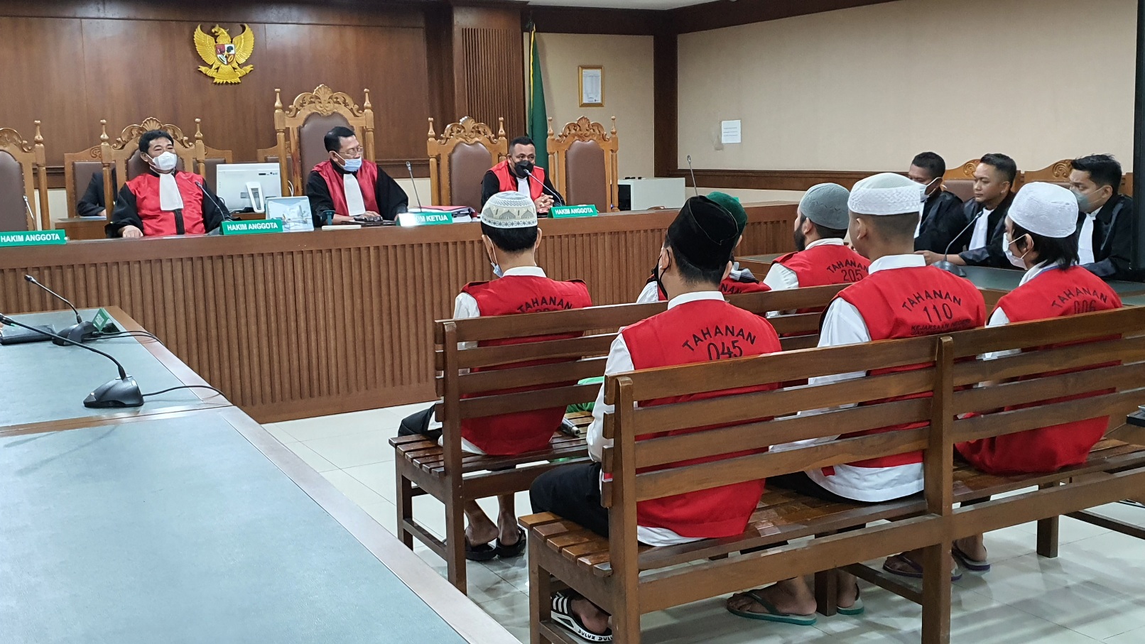 Sidang pembacaan vonis enam terdakwa pengeroyok Ade Armando. 