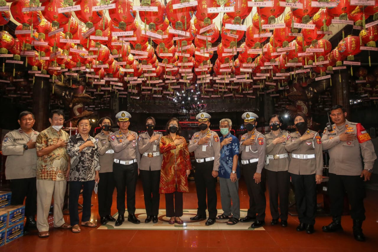 Korlantas Polri menyambangi Panti Asuhan  binaan Khonghucu membagikan paket sembako peringati HUT 