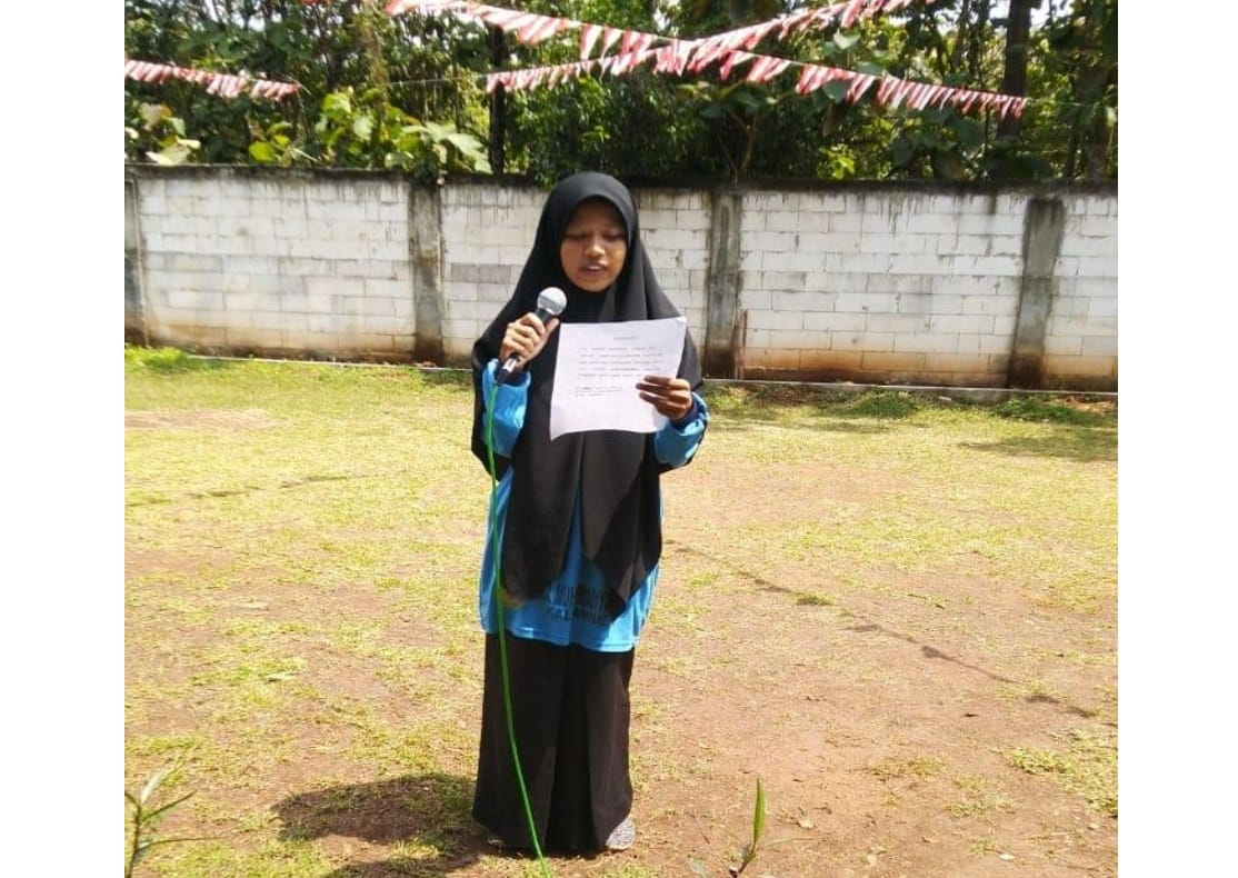 Salah satu peserta pembacaan puisi dalam lomba HUT ke-77 RI, di SMA Muhammadiyah 8 Kalijambe, Senin (15/8). 