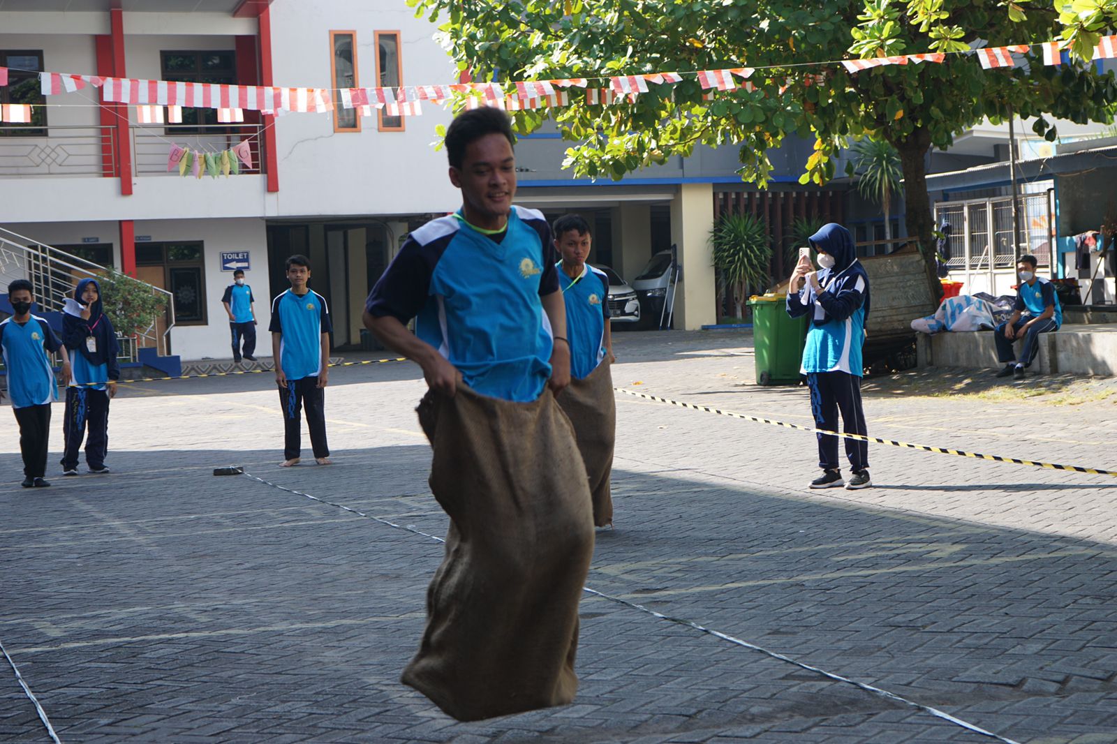 Siswa SMA Muhammadiyah 2 yang tengah mengikuti lomba balap karung, Sidoarjo, Senin (15/08).  