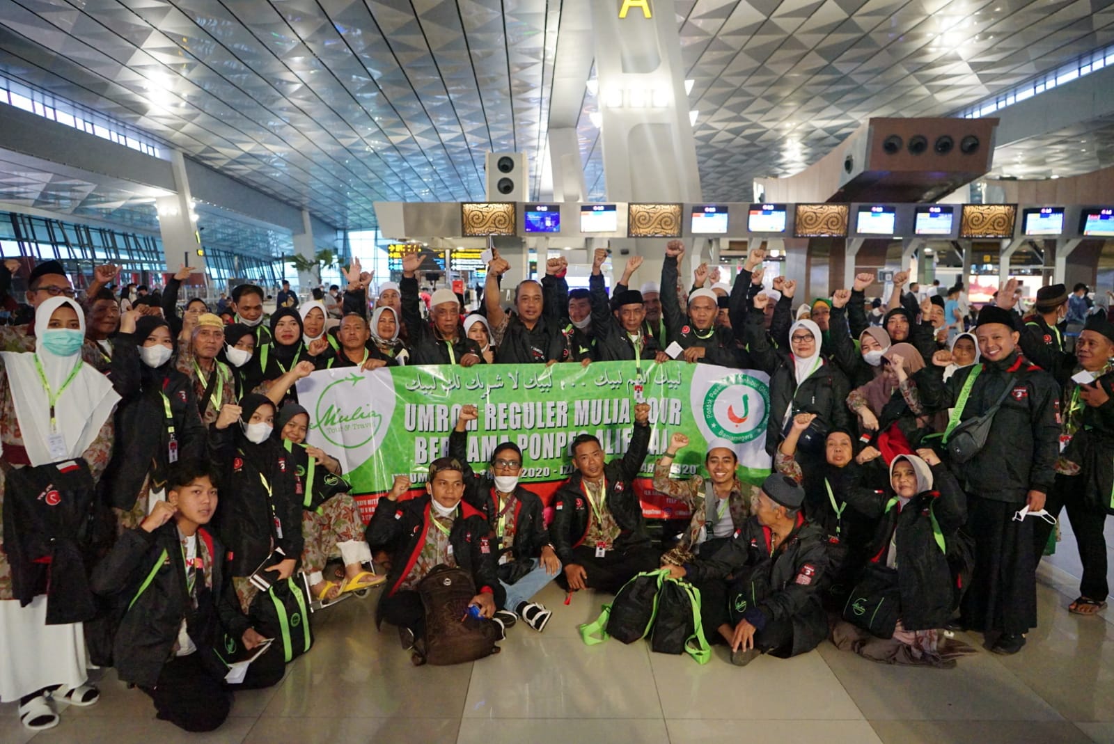 Gandeng Pondok Pesantren Alif Baa, Sahabat Ganjar memberangkatkan jamaah umrah. 