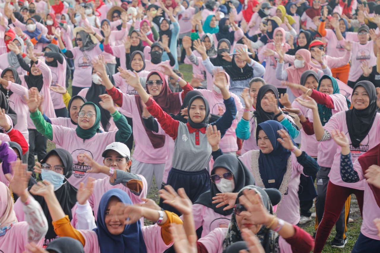 Sekitar 2.000 peserta yang hadiri Girls Holi Festival  Fun d Lapangan Bola Kaki Pedamaran, Kabupaten OKI, Sumatera Selatan, Kamis (1/9/22). 