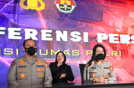 Kabagpenum Divisi Humas Polri Kombes Pol. Nurul Azizah (kanan) dan Kasubbag Berita Bagpenum Ro Penmas Divhumas Polri AKBP Gatot Hendro (kiri