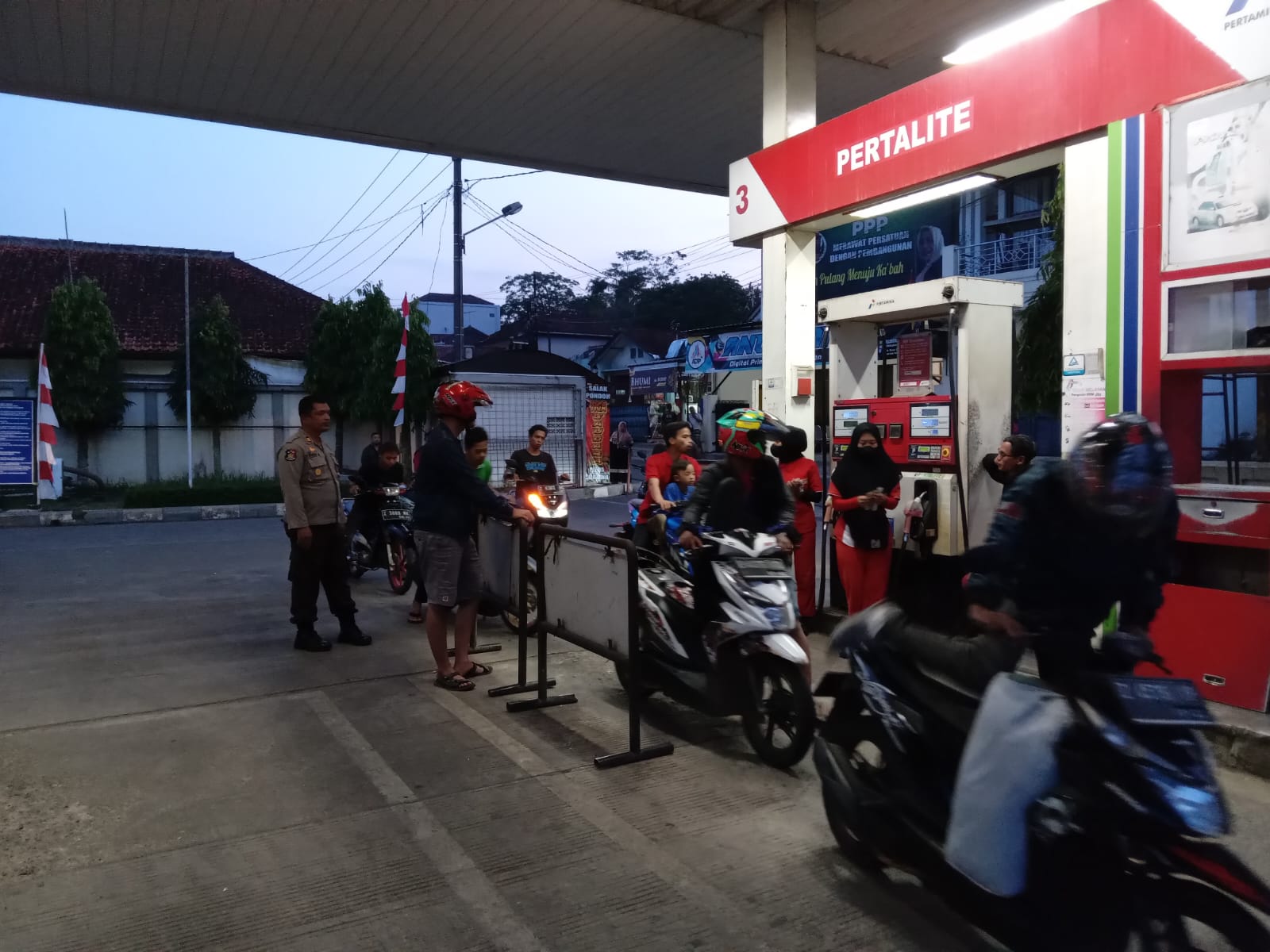 Warga mengantre memberli BBM Subsidi