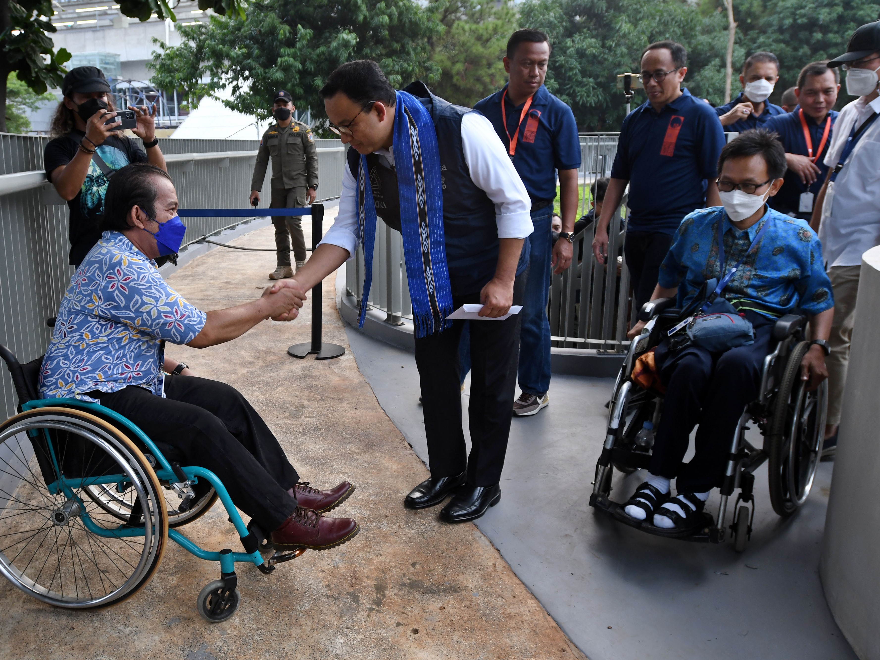 Gubernur DKI Jakarta Anies Baswedan menjabat tangan warga dalam peresmian Taman Literasi Martha Christina Tiahahu di Blok M, Jakarta.