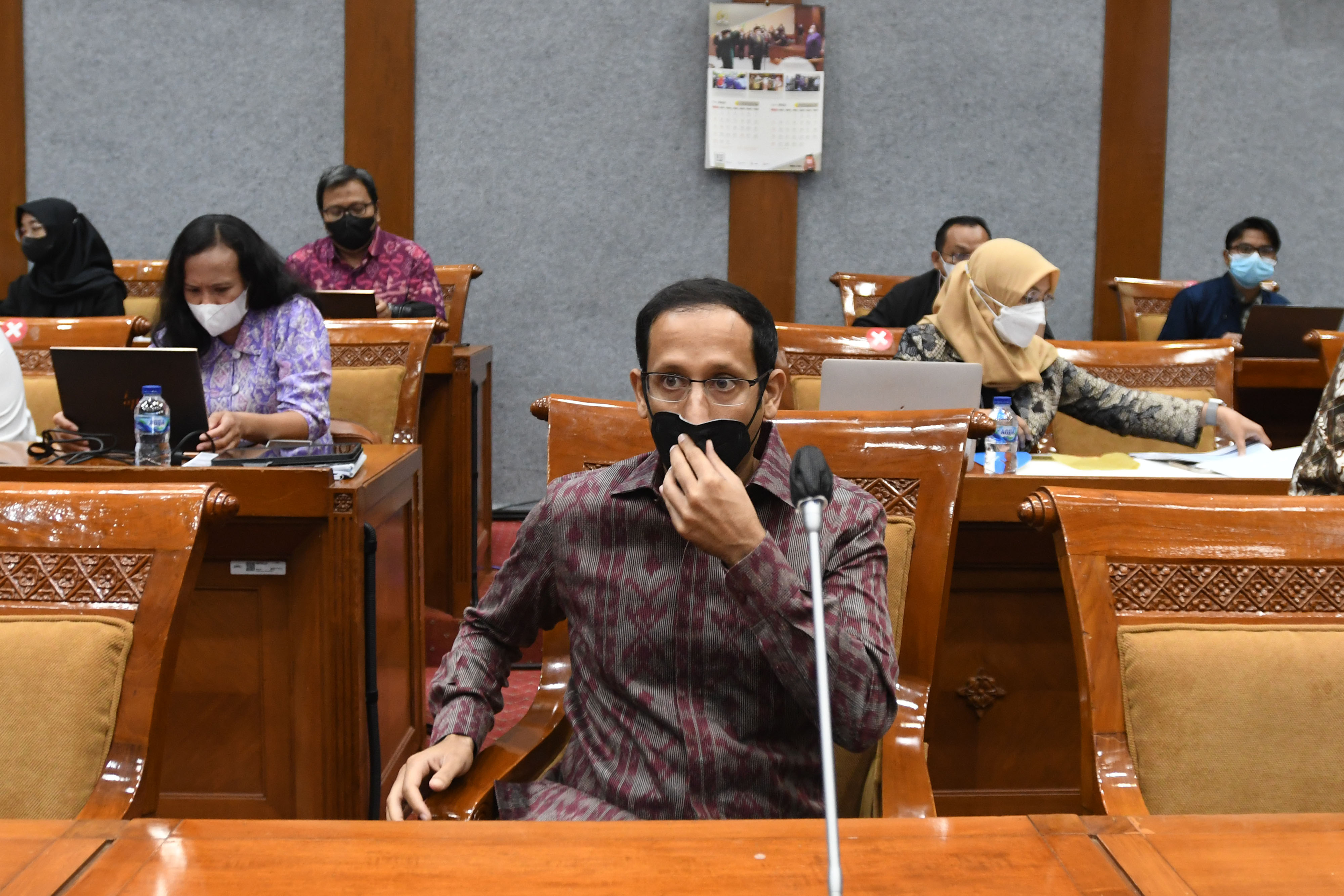 (Mendikbudristek) Nadiem Makarim (tengah) saat mengikuti rapat kerja bersama Komisi X DPR di kompleks Parlemen, Senayan, Jakarta.