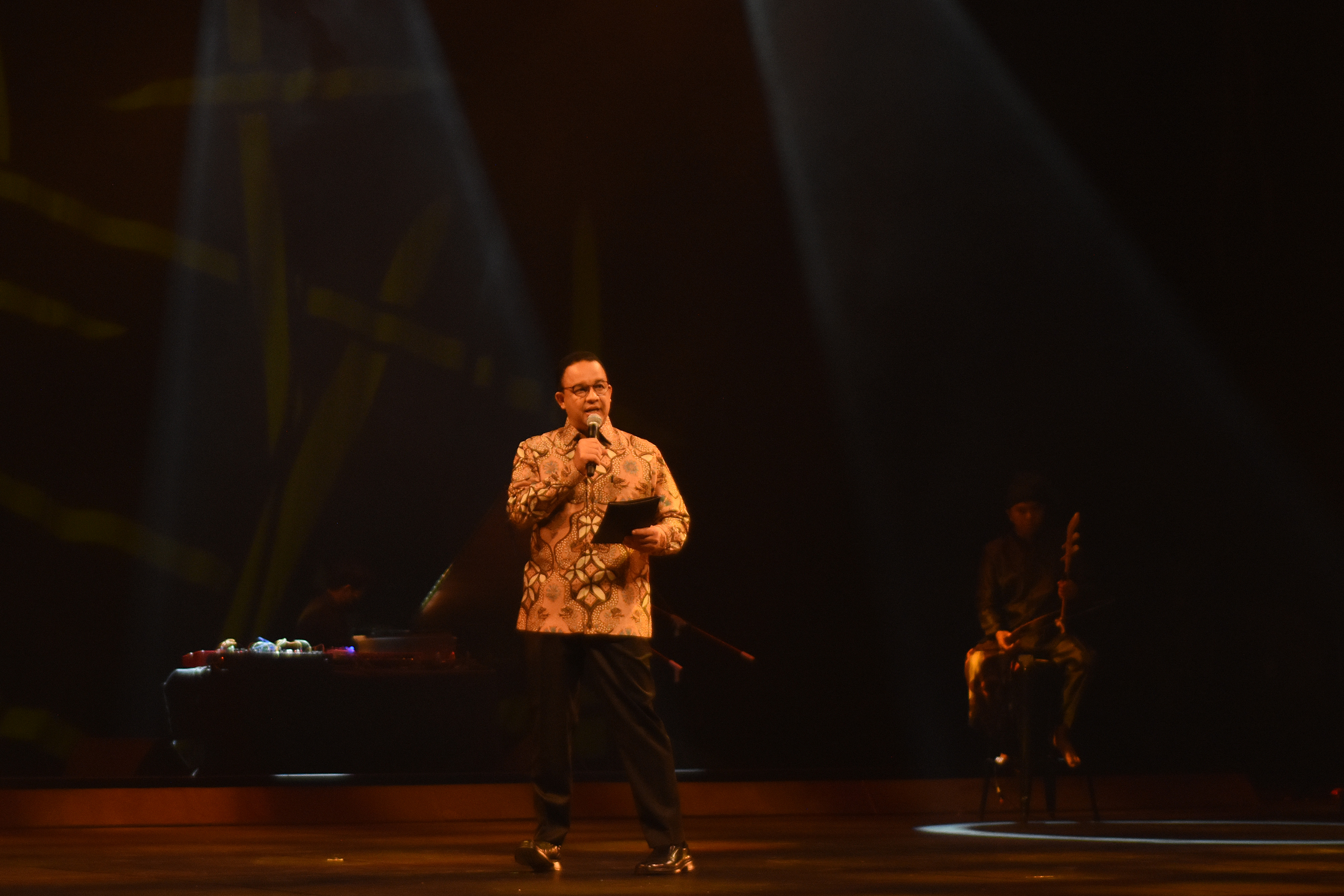 Gubernur DKI Jakarta Anies Baswedan membacakan puisi 