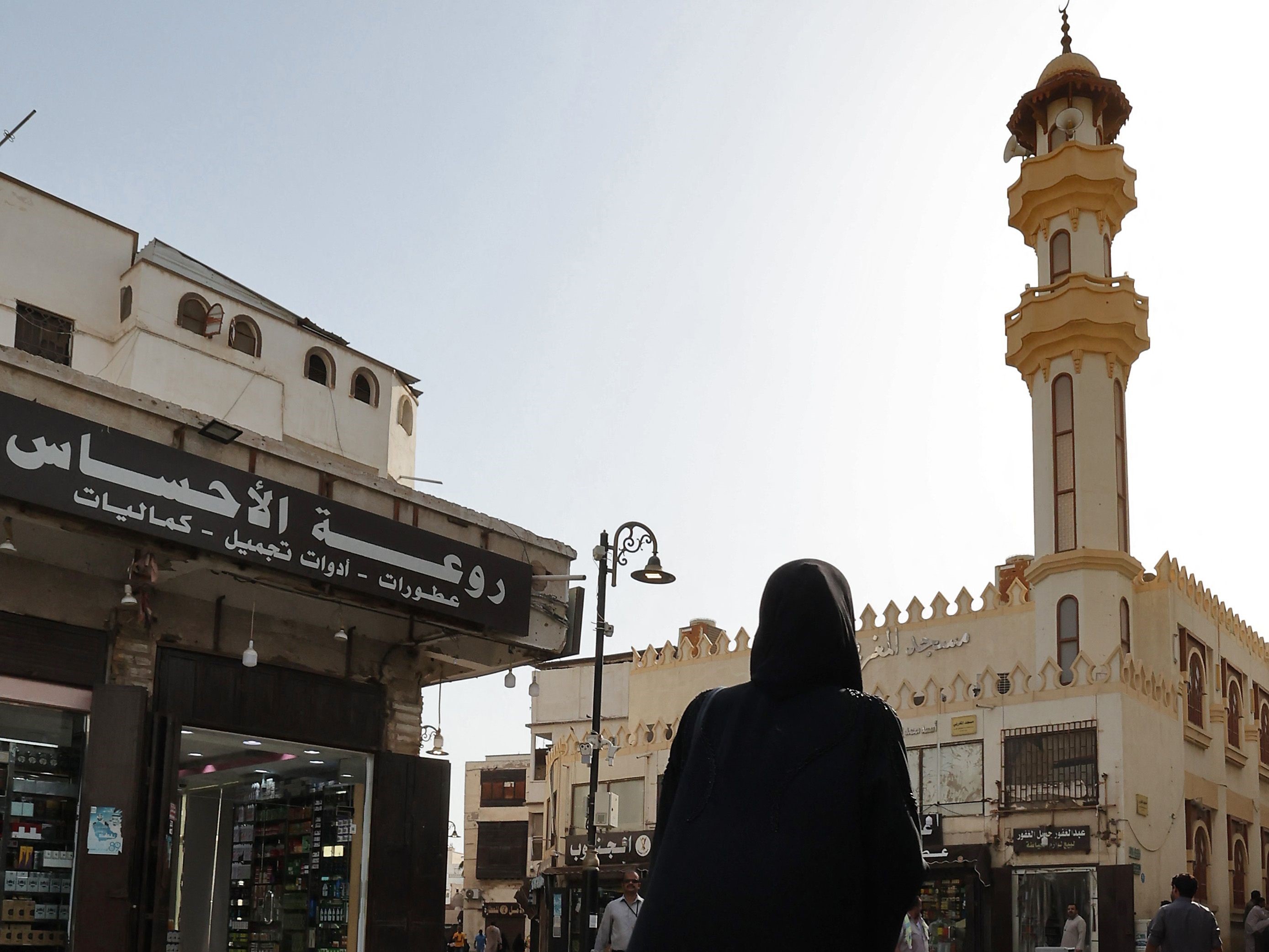 Seorang wanita bercadar berjalan di Kota Tua Jeddah, yang dikenal sebagai al-Balad, di pantai Laut Merah Arab Saudi.