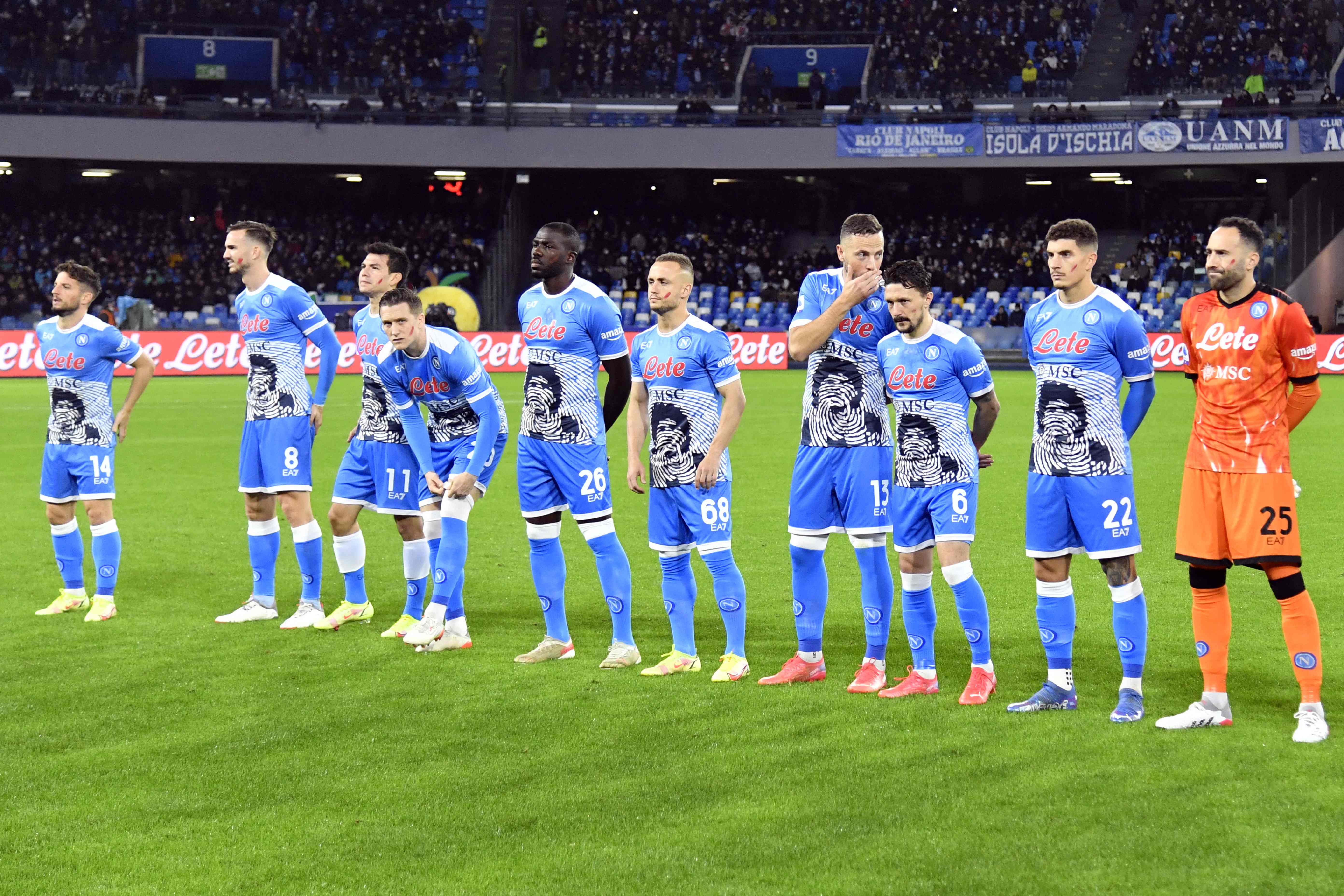 Jersey Napoli dengan foto wajah Maradona. 