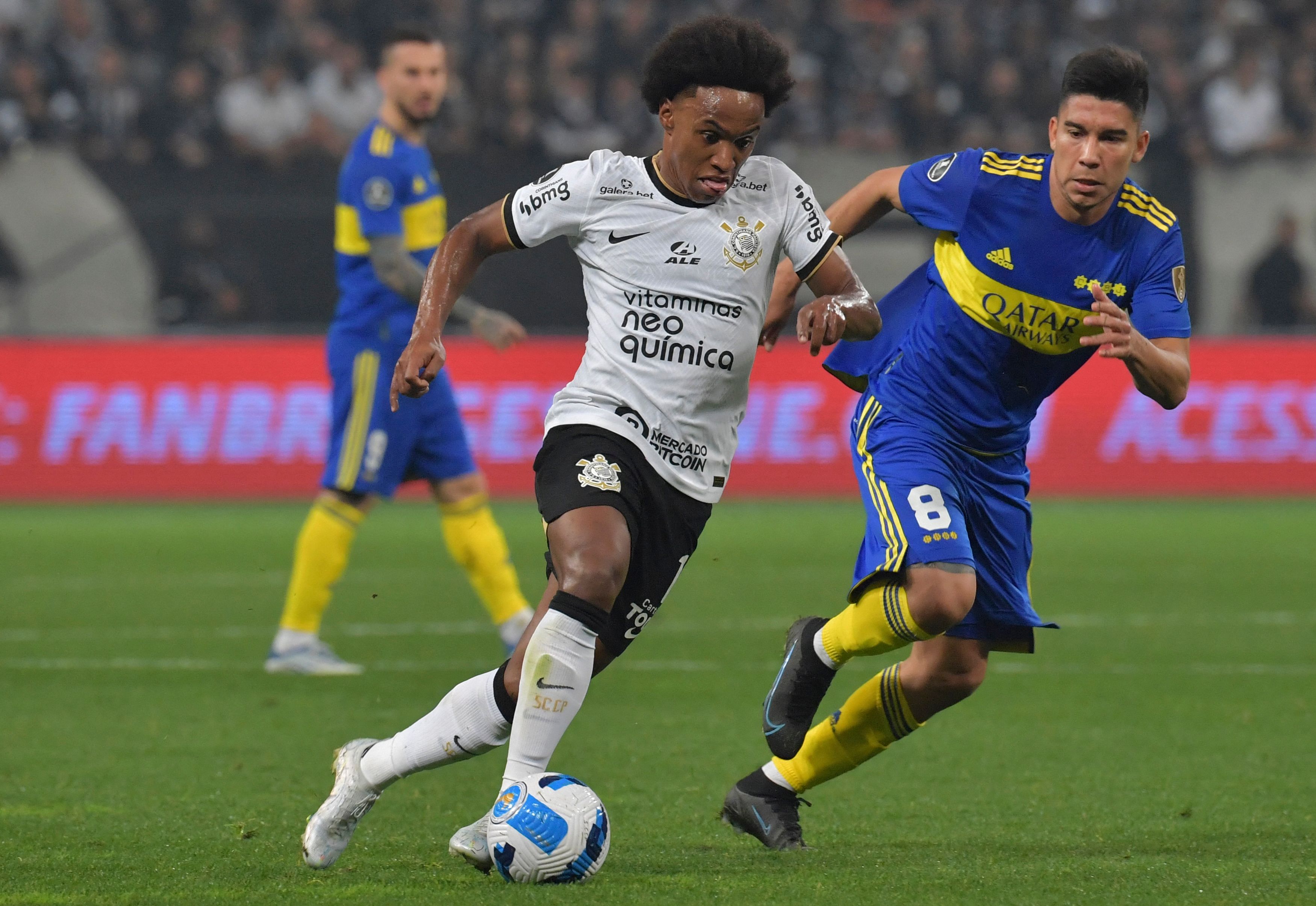 Willian (kiri) kembali ke Liga Inggris setelah bergabung dengan Fuilham.