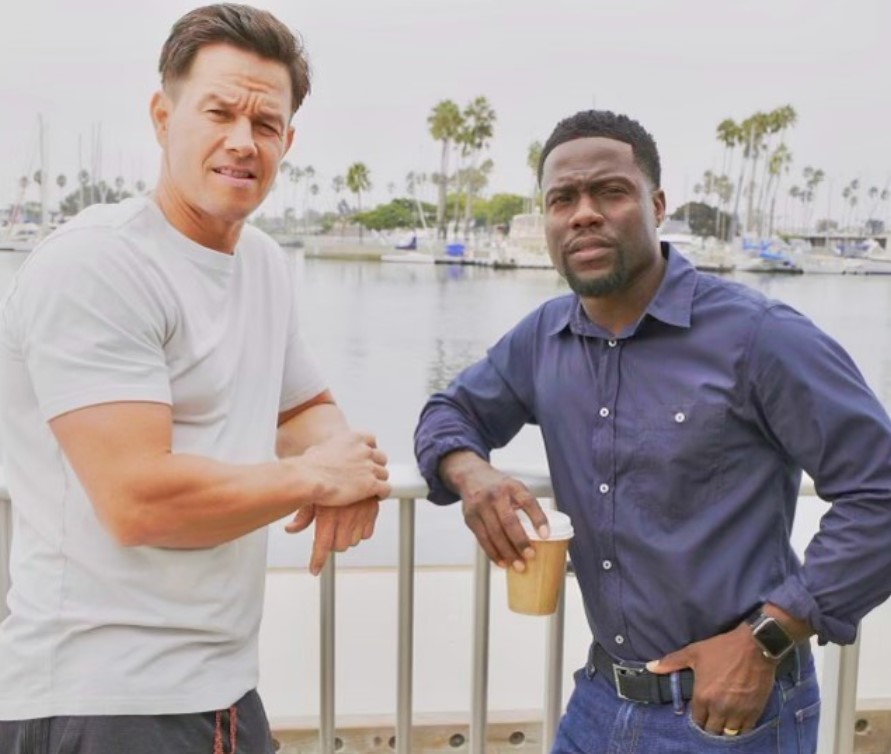 Aktor Mark Wahlberg (kiri) dan Kevin Hart