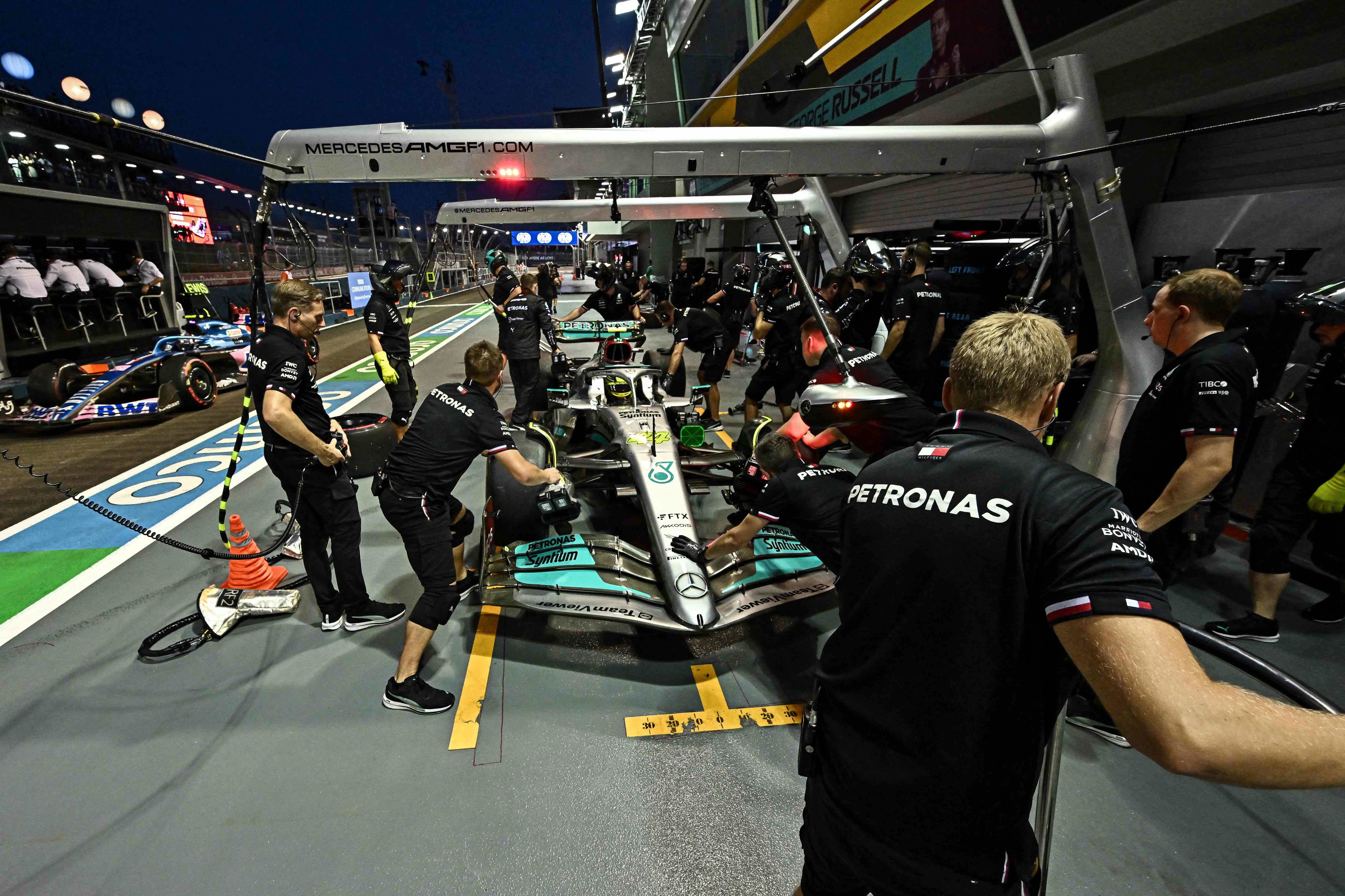 Pembalap Mercedes Lewis Hamilton saat sesi latihan pertama GP Singapura, Jumat (30/9). 