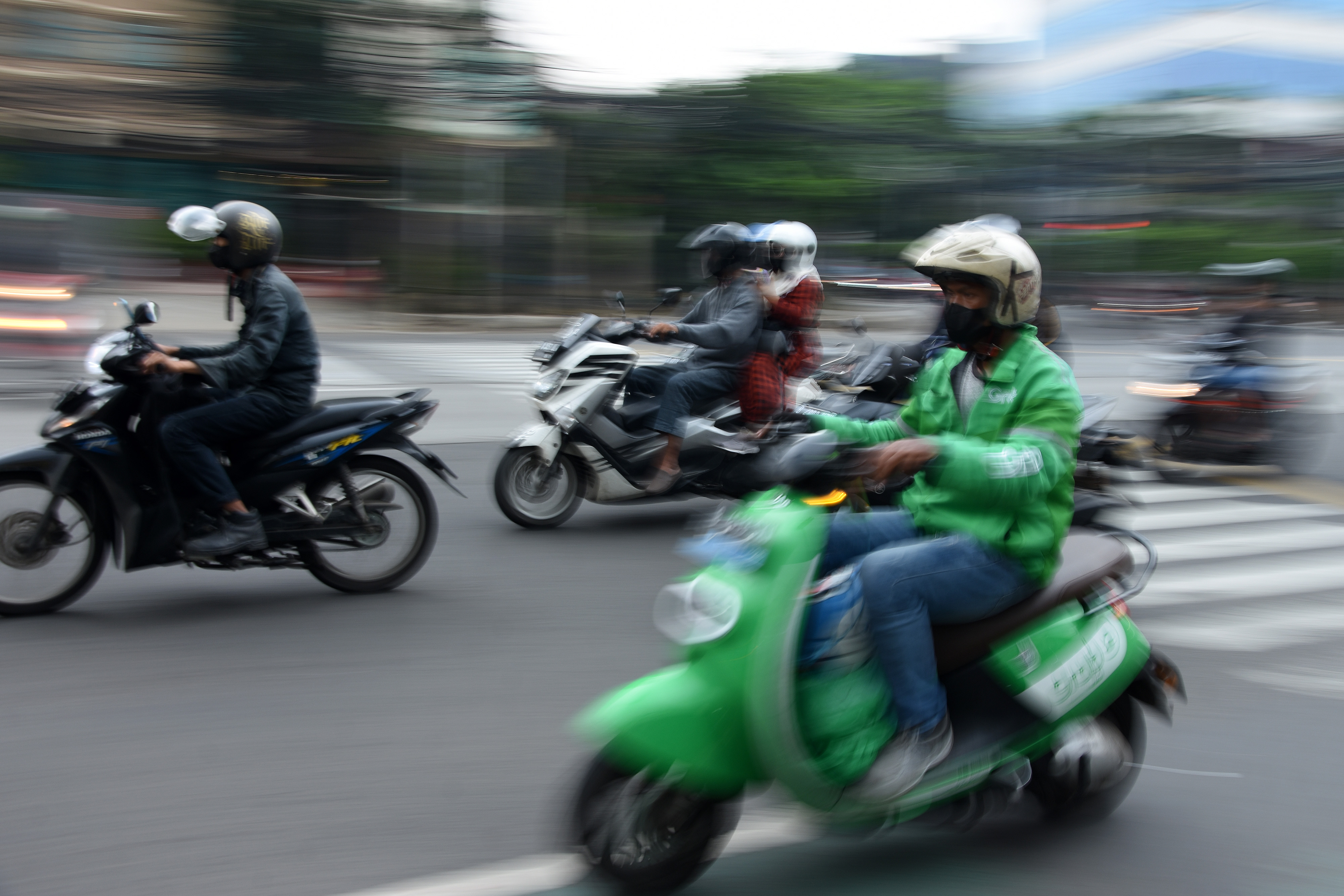 Pengemudi ojek online melintas di kawasan Mampang Prapatan, Jakarta, Jumat (9/9).