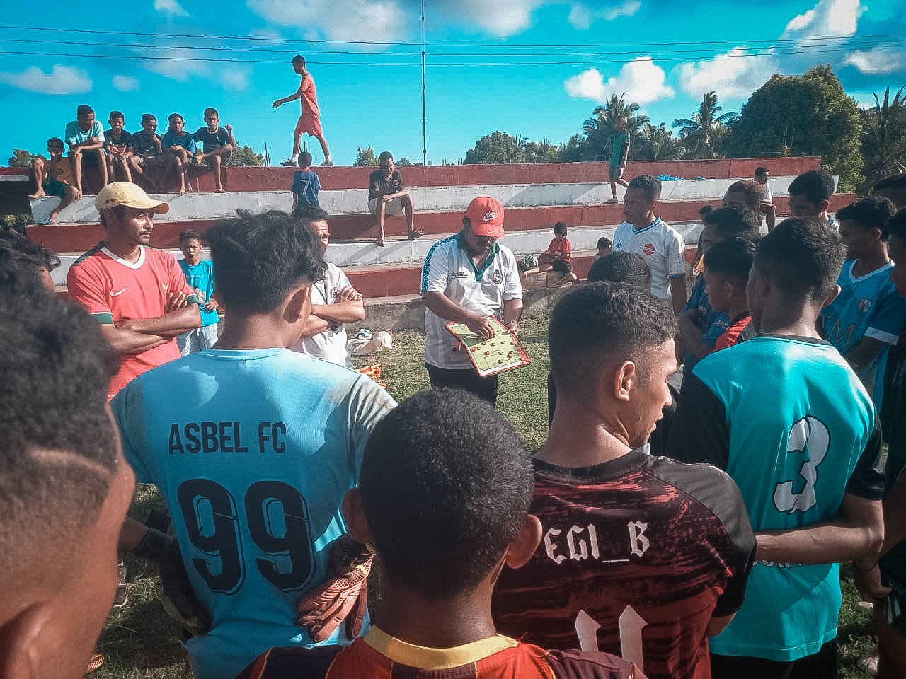 Pelatih Ermin Togo memberikan instruksi kepada para pemain Persena