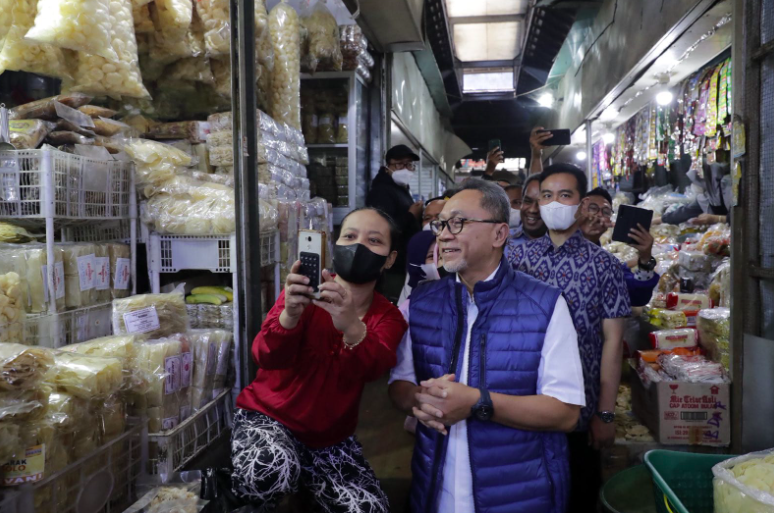 Mendag Zulkifli Hasan saat memantau harga barang kebutuhan pokok di Pasar Gede, Surakarta, Jawa Tengah, pada hari ini, Kamis (15/9). 
