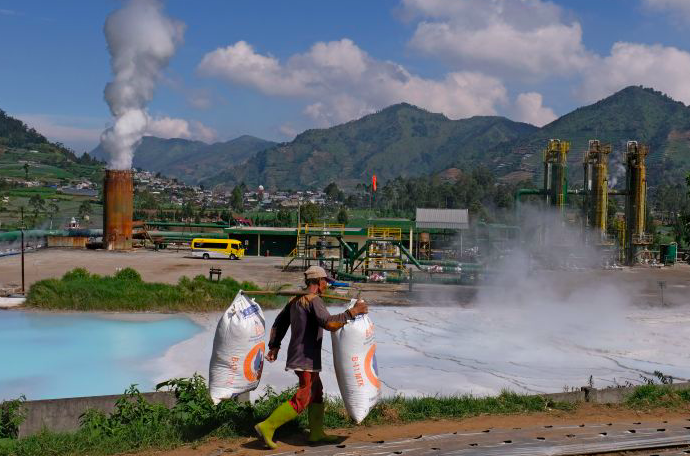 Anis Efizudin Pembangkit listrik tenaga panas bumi di Dieng.