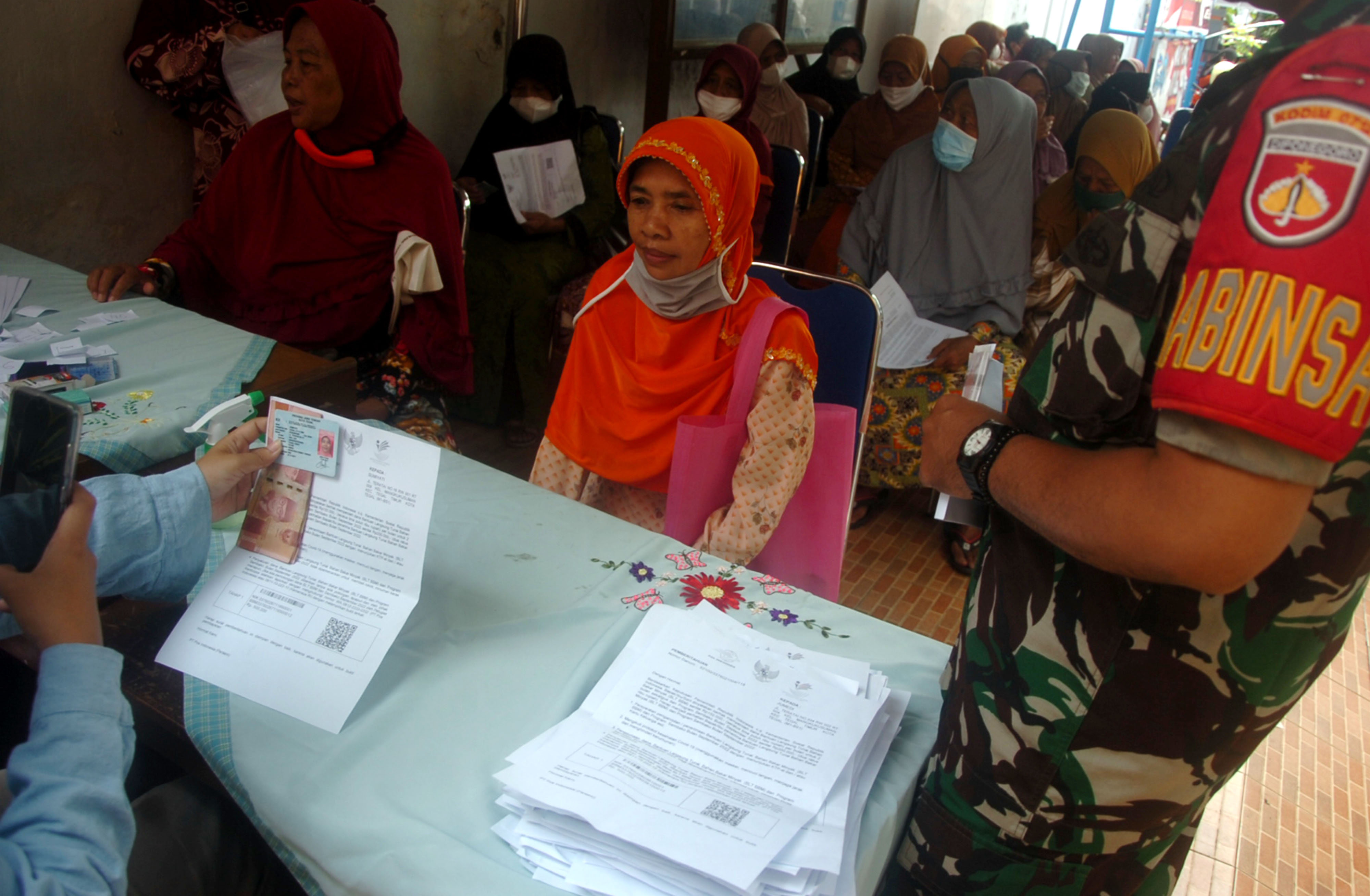  Petugas mengambil gambar warga penerima bantuan di Kelurahan Mangkukusuman, Tegal, Jawa Tengah, Kamis (8/9/2022). 