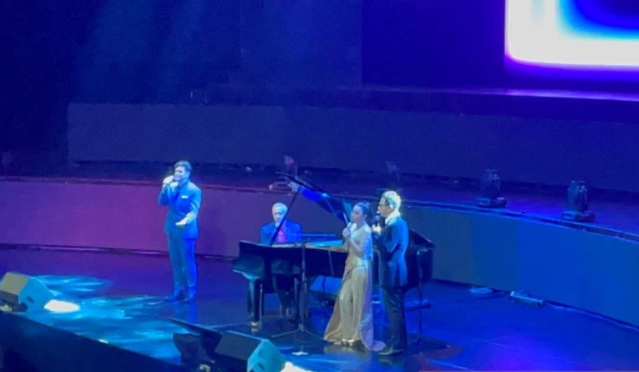 John Trones, Jim Brickman, Rossa, dan Delon bernyanyi di konser Jim Brickman Live in Jakarta di Balai Sarbini, Jakarta Selatan, Sabtu (3/9).