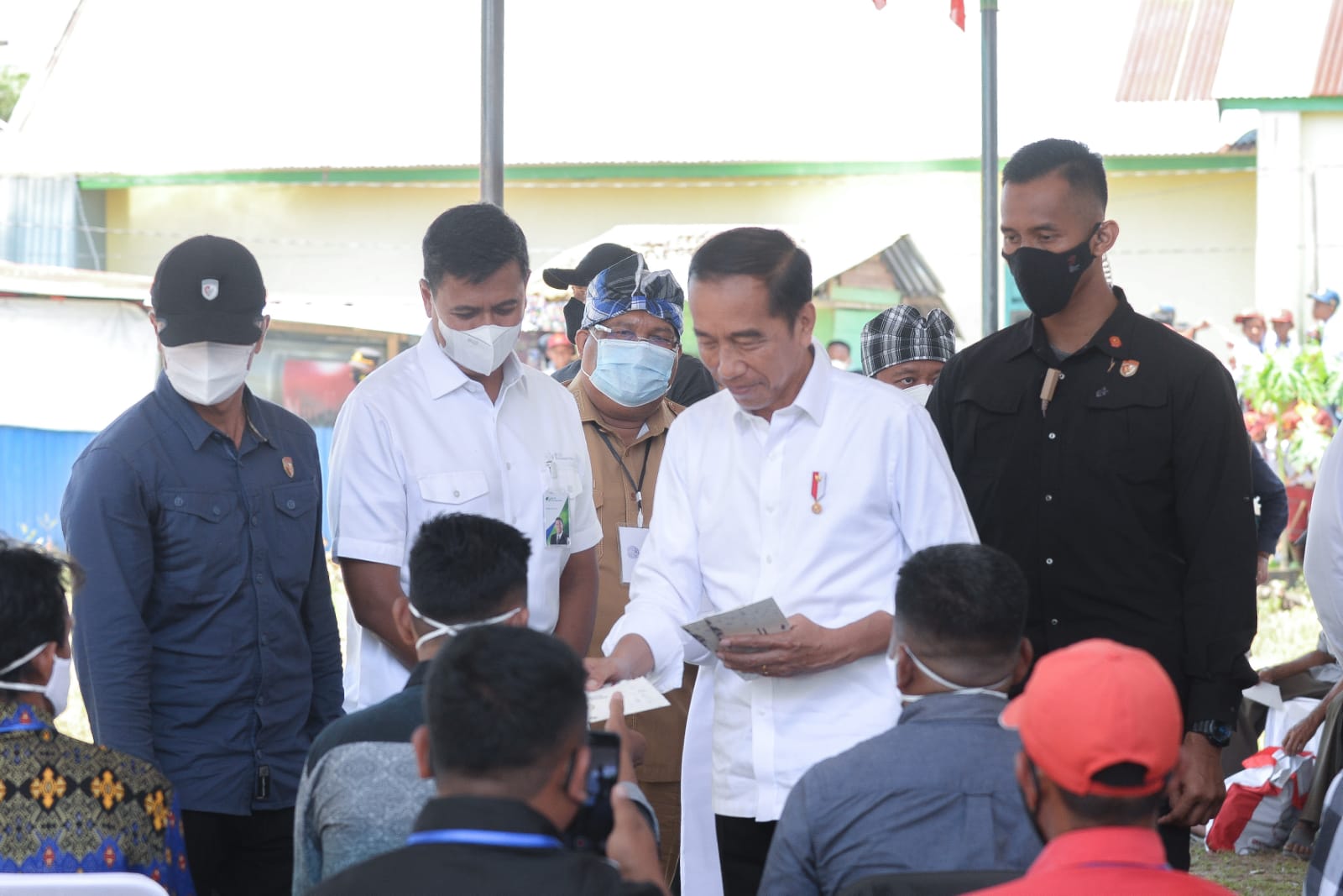 Presiden Jokowi menyerahkan bantuan subsidi upah (BSU) di Ternate, Maluku Utara, Rabu (28/9).