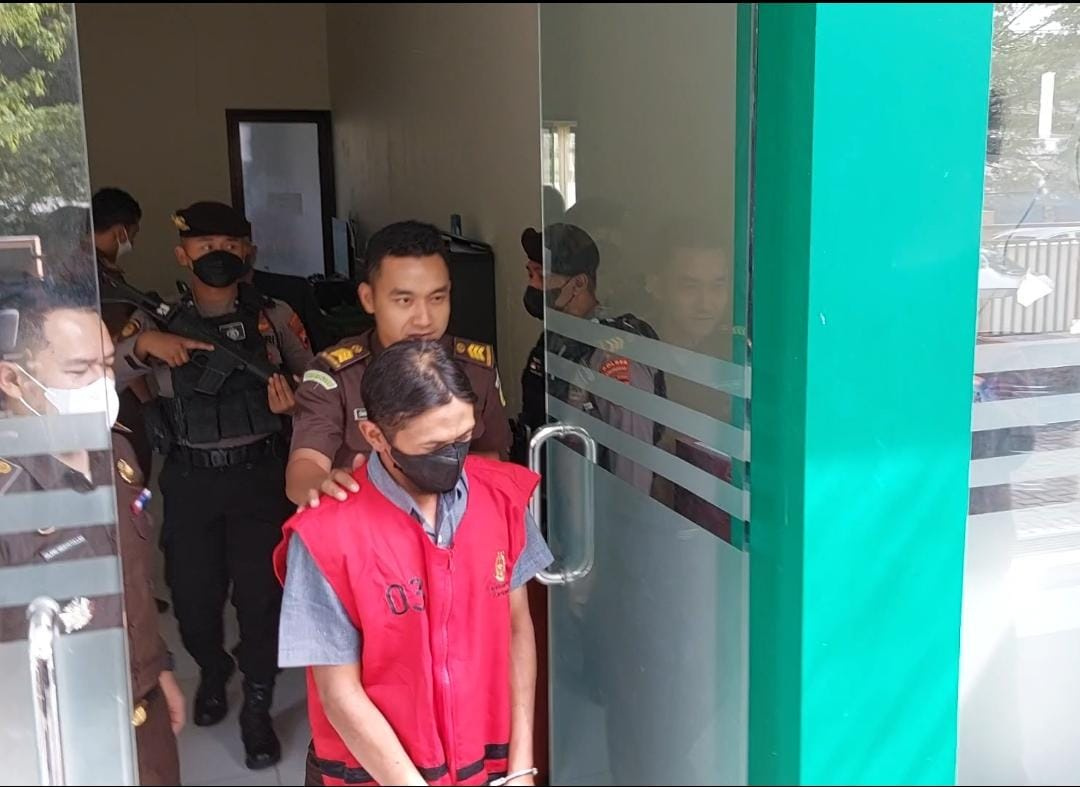Tersangka dugaan korupsi dana BUMDes Berjo, EK, berjalan dari Kejari Karanganyar menuju tahanan Polres setempat, Selasa (20/9).
