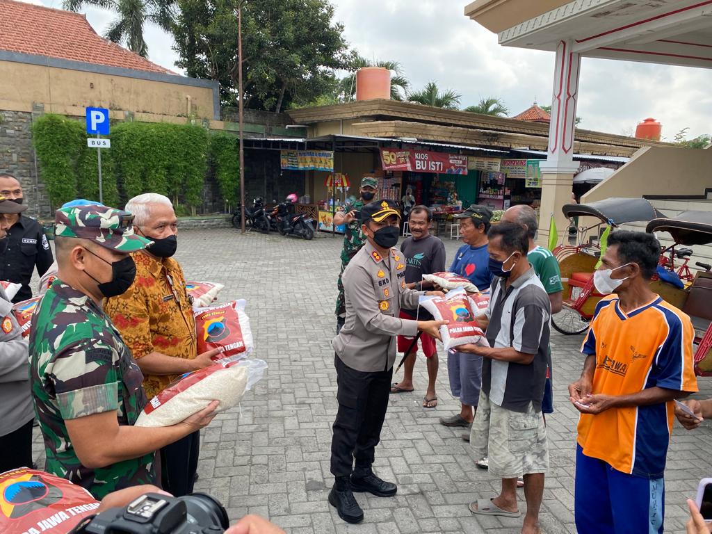 Kapolres Klaten AKB Eko Prasetyo menyerahkan bantuan kepada warga