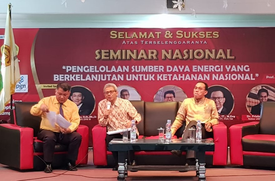 Anggota Komite Badan Pengatur Hilir Minyak dan Gas Bumi (BPH Migas), Saleh Abdurrahman (tengah)