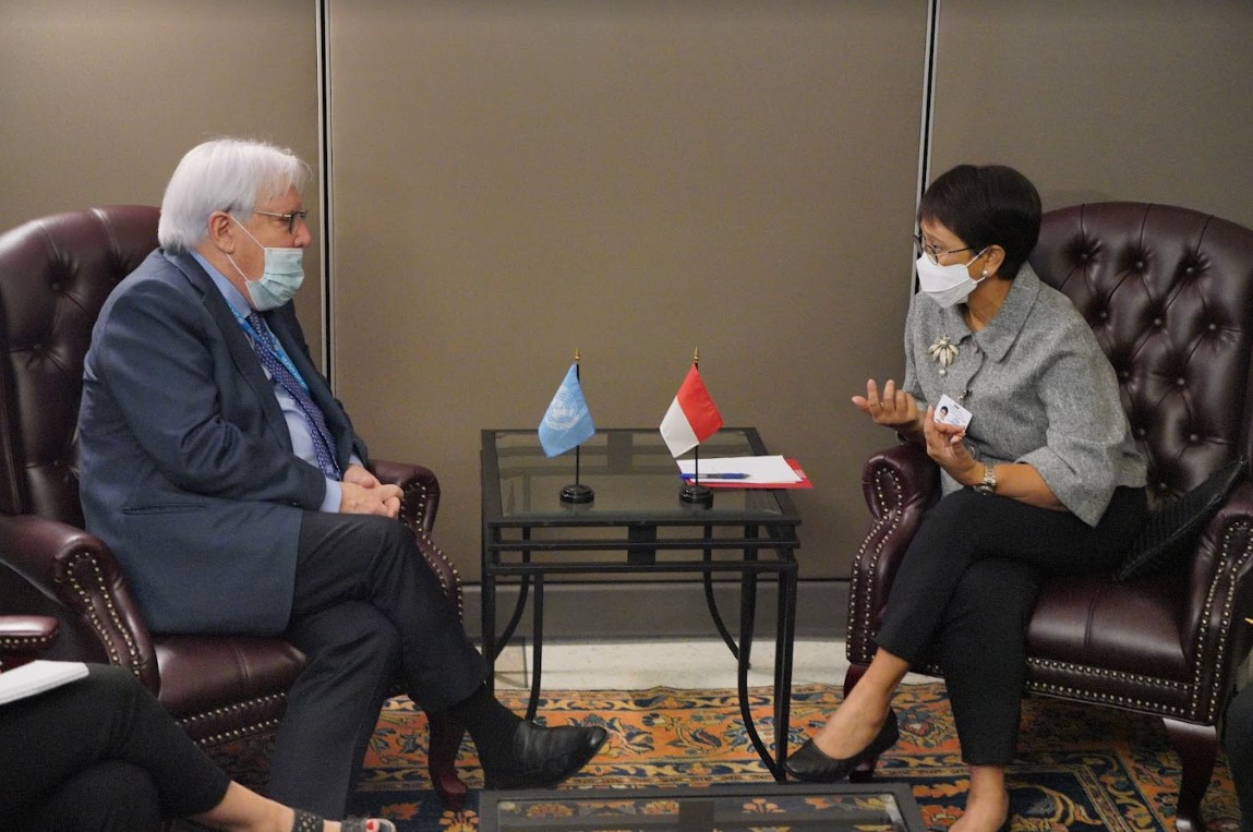 Menteri Luar Negeri Retno Marsudi (kanan) bertemu dengan Wakil Sekjen sekaligus Kepala Bantuan Kemanusiaan PBB, Martin Griffiths di New York