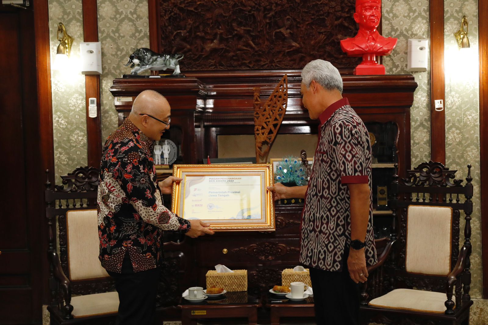 Ketua BKN Bima Haria Wibisana menyerahkan penghargaan kepada Gubernur Jawa Tengah Ganjar Pranowo, Selasa (6/9/2022)