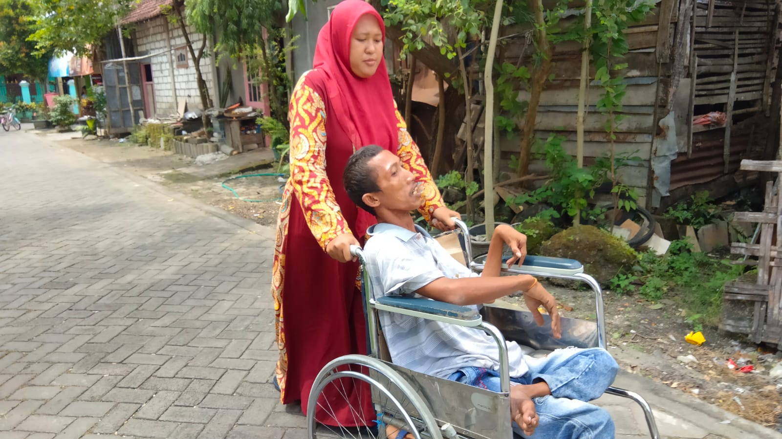 Aktivis Yayasan Sanggar Al Ikhlas di Gresik, Jawa Timur, membantu penyandang disabilitas