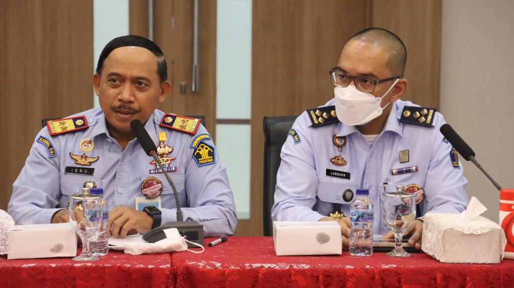 Ibnu Chuldun, Kakanwil Kumham DKI Jakarta (kiri) dan  Ronald Lumbuun, Kepala Divisi Pelayanan Hukum dan HAM DKI Jakarta (kanan). 