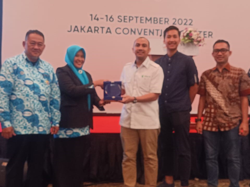 Ketua Forum CSR Indonesia Mahir Bayasut menerima piagam dari Sekretaris Jenderal IGI Hibatun Wafiroh di Jakarta Convention Centre (JCC).
