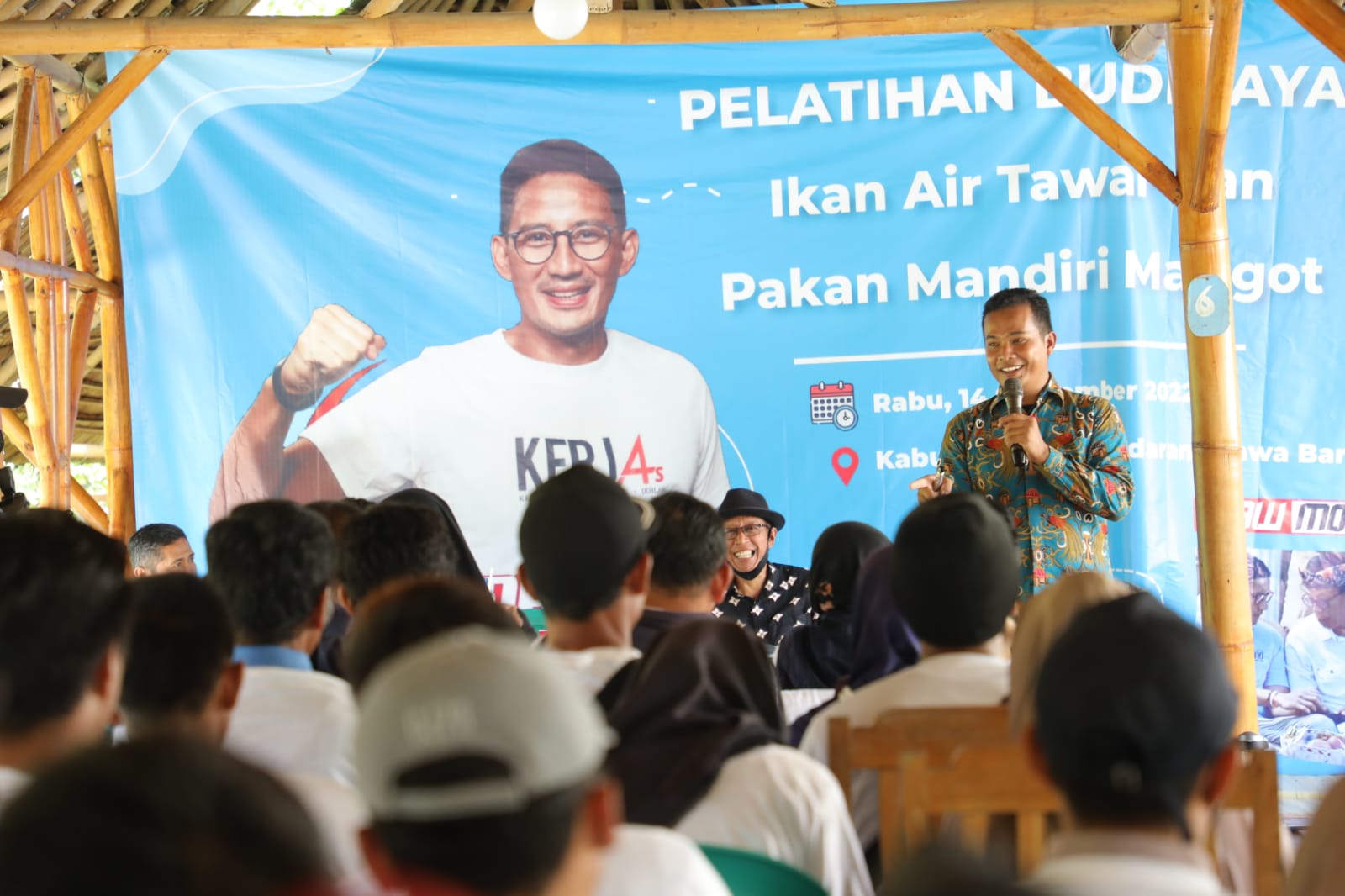 Relawan UKM Sahabat Sandi Pangandaran menggelar pelatihan budidaya ikan air tawar, di Rumah Makan Mangrove, Kabupaten Pangandaran, Jabar.