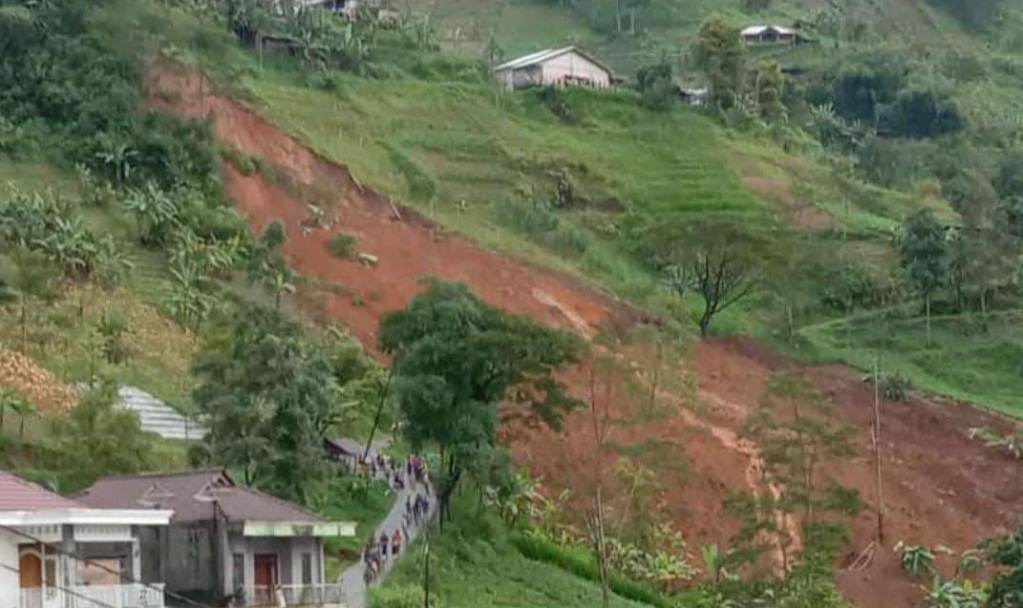 Tanah longsor.