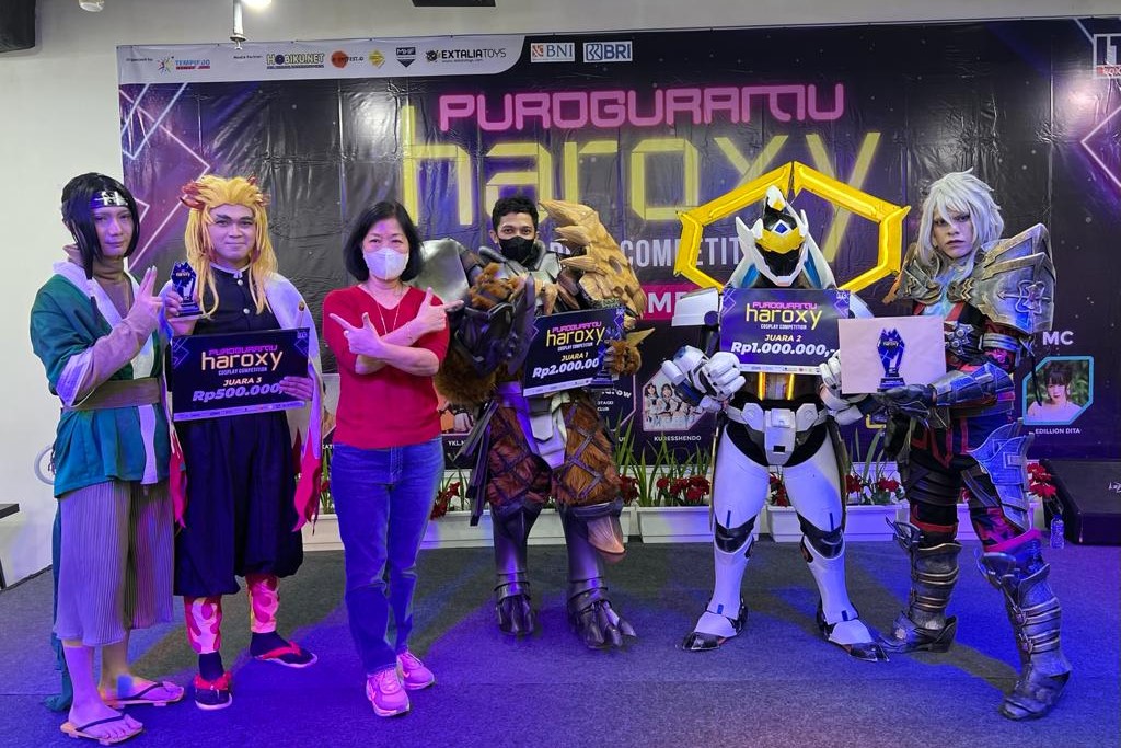 Penyerahan hadiah untuk pemenang Puroguramu Haroxy Cosplay Competition oleh Agnes Fariati Sukiono selaku Head of ITC Group Sinar Mas Land.