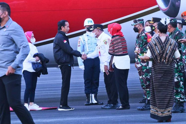 Presiden Jokowi dan ibu negara bersama rombongan tiba di Bandara Mathilda Batlayeri, Saumlaki, Kepulauan Tanimbar, Maluku, Kamis (1/9).