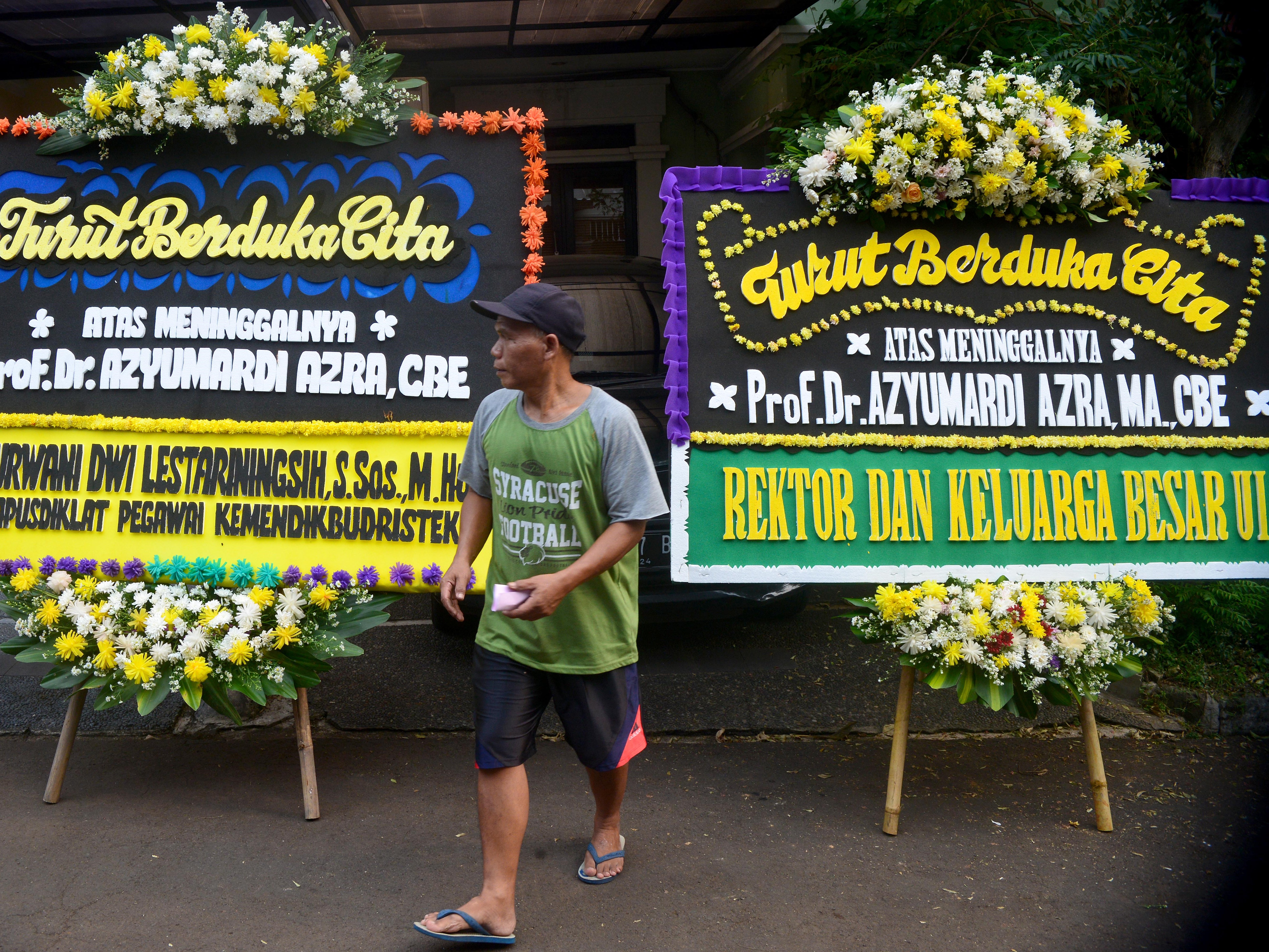 Rangkaian bunga ucapan duka cita di kediaman almarhum cendekiawan muslim sekaligus Ketua Dewan Pers Azyumardi Azra, Tangsel.