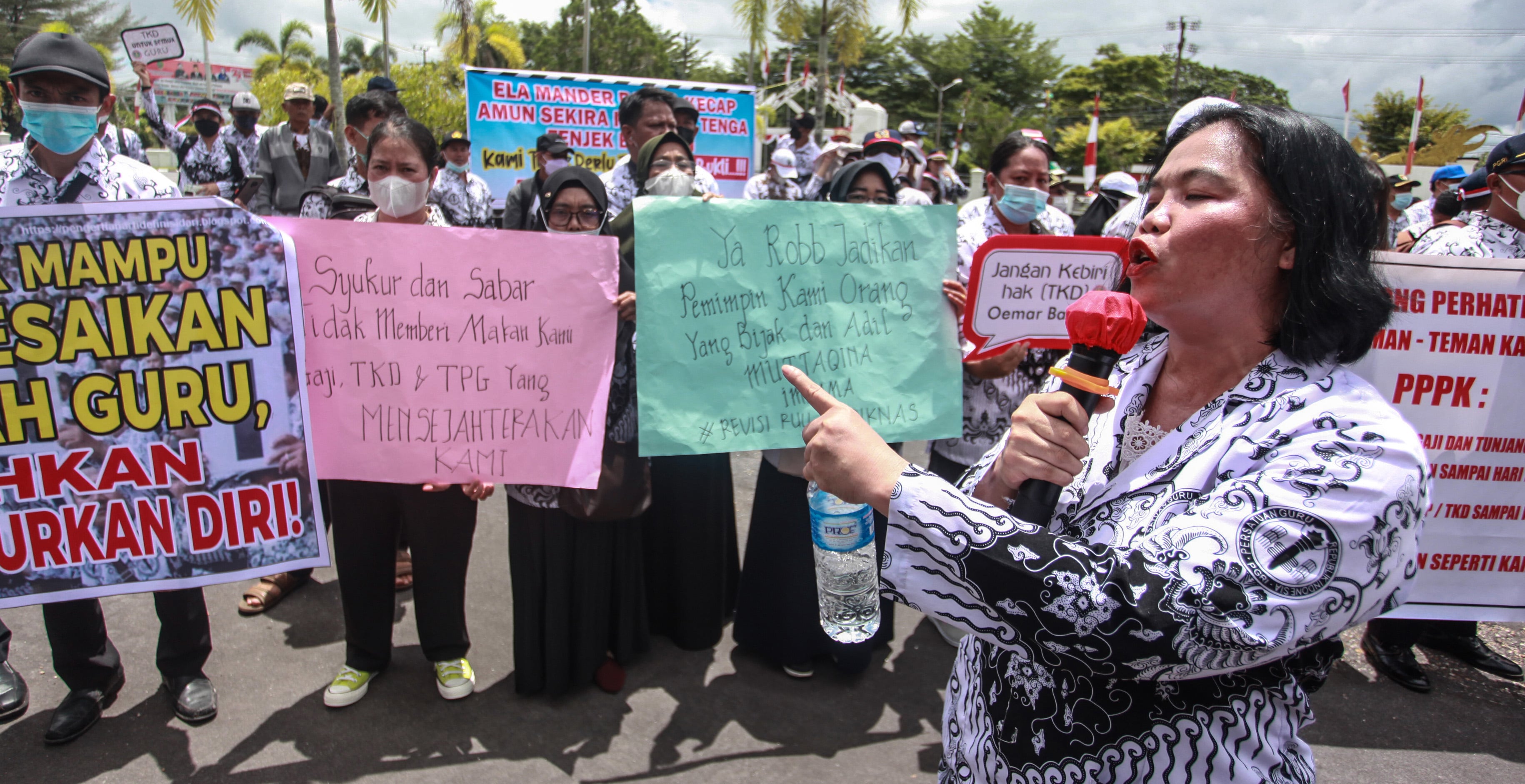Forum Guru Bersertifikasi Pendidik berunjuk rasa di depan Kantor DPRD Provinsi Kalimantan Tengah, Palangka Raya, Kalteng, Selasa (6/9/2022)
