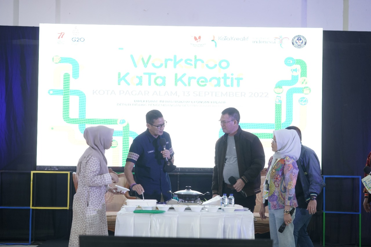 Menparekrat Sandiaga Uno saat mengunjung pameran Kabupaten Kota Pagaralam, Sumsel, Selasa (13/9/2022)